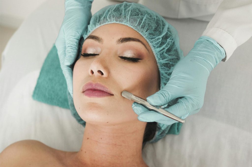 Mujer recibiendo un tratamiento facial